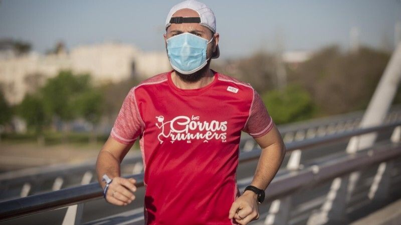 Las mascarillas también serán obligatorias en el bar mientras no se esté bebiendo o comiendo y al ir a correr a zonas con mucha afluencia de gente