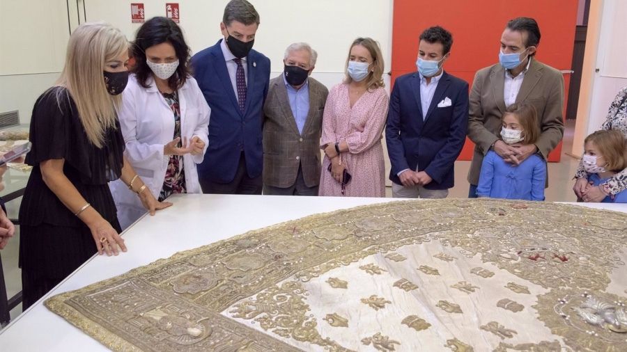 La Junta restaura por 15.000 €  el conjunto textil 'de los Apóstoles' de la Virgen del Rocío