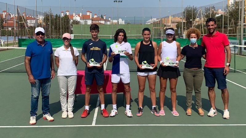 Elena Morales y Carlos Díaz ganan el Campeonato de Andalucía Sub 15 en El Portil