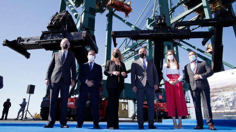 El Muelle Sur estrena tres nuevas grúas que 'mejorarán el rendimiento' de la terminal
