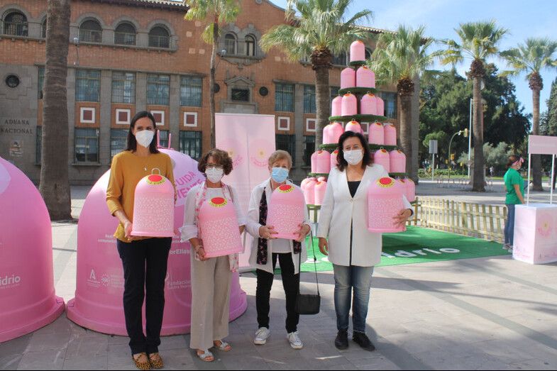 El Ayuntamiento instala 10 contenedores de vidrio en una iniciativa contra el cáncer de mama