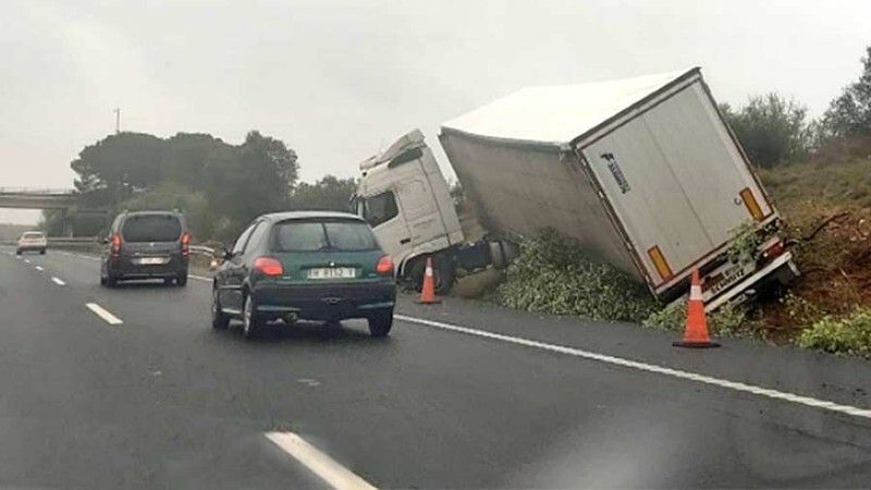 Trasladado al hospital el conductor de un camión tras volcar en la A-49
