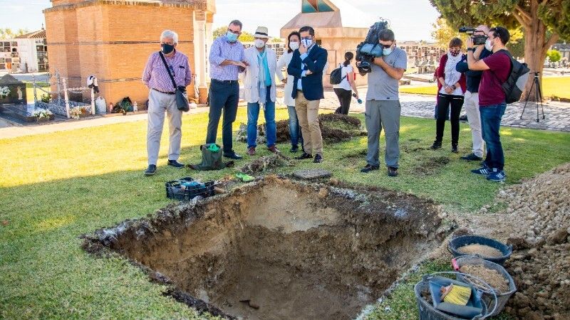 Hallan restos de cinco cuerpos de víctimas de la represión franquista en el cementerio de Huelva