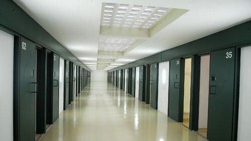 Nuevo incidente en prisión: un preso peligroso lesiona a cuatro funcionarios y amenaza a una médica