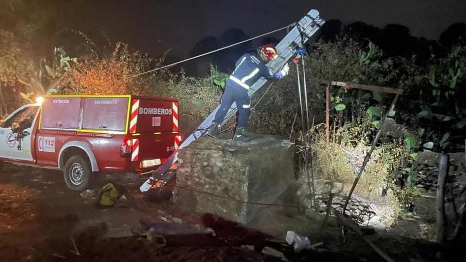 Los bomberos rescatan a un poni que cayó a un pozo en una finca de Valdelamusa