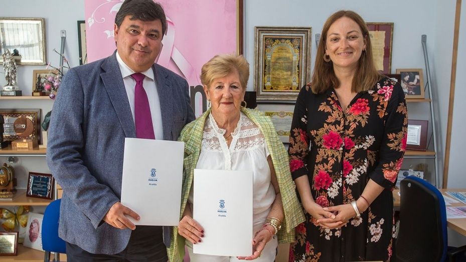 El Ayuntamiento y ‘Santa Águeda’ aúnan esfuerzos para impulsar acciones de prevención ante el cáncer de mama durante todo el año