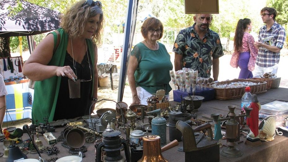 Una treintena de artistas participan en el Mercadillo Artesanal ‘La Alfilla'