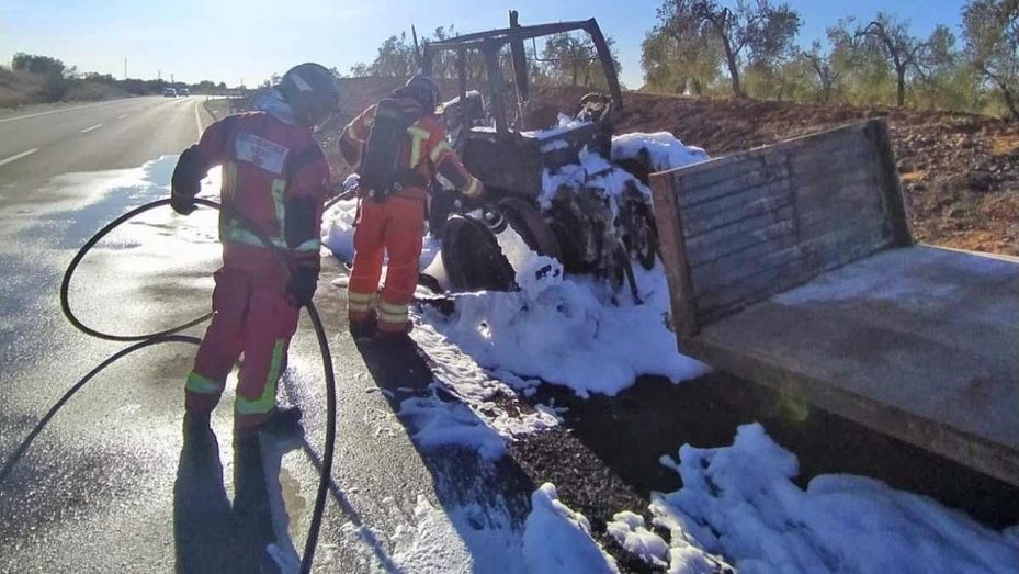 Extinguen el incendio de un tractor con remolque en una carretera de Almonte