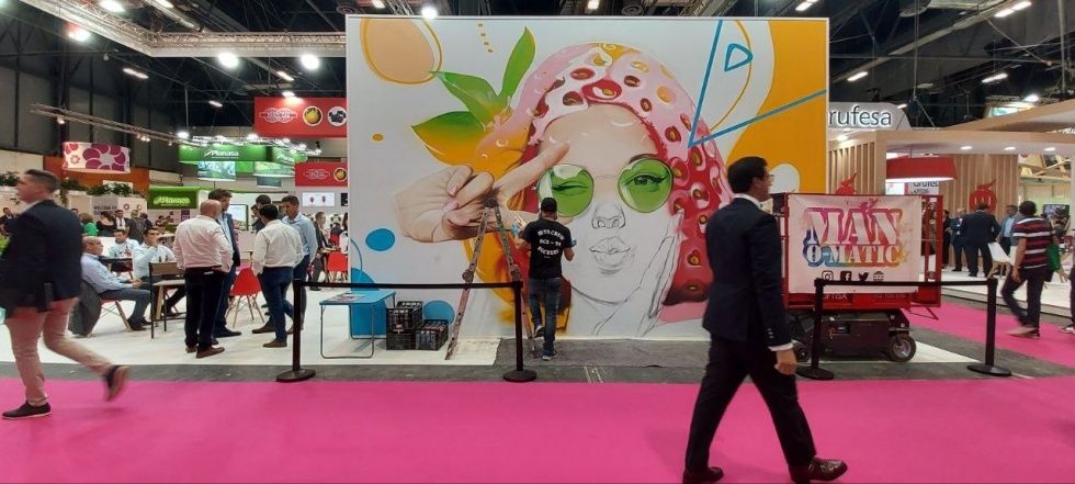 Manomatic realiza un mural en directo en ‘Fruit Attraction 2022'