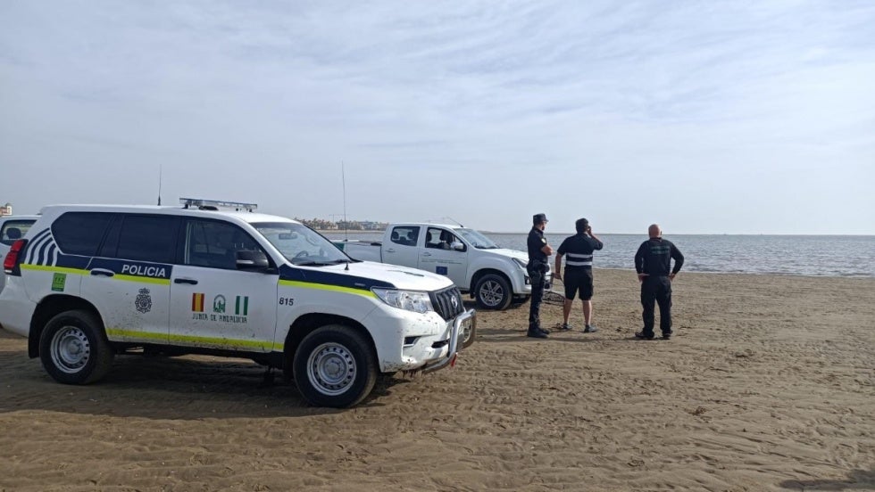 Denuncian a cinco personas por marisqueo ilegal en Isla Canela