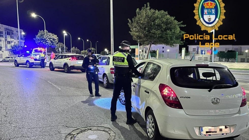 La Policía Local de Lepe pone varias multas por alcoholemia y drogas e intensifica la vigilancia con la venta ambulante de ropa usada en el mercadillo