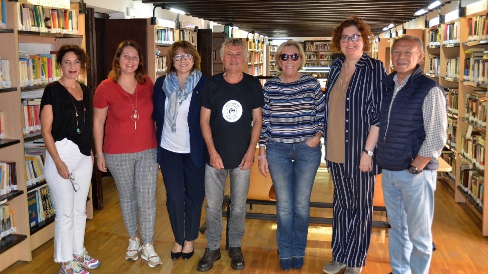 Poetas del Guadiana donan una treintena de libros a la Biblioteca de Ayamonte