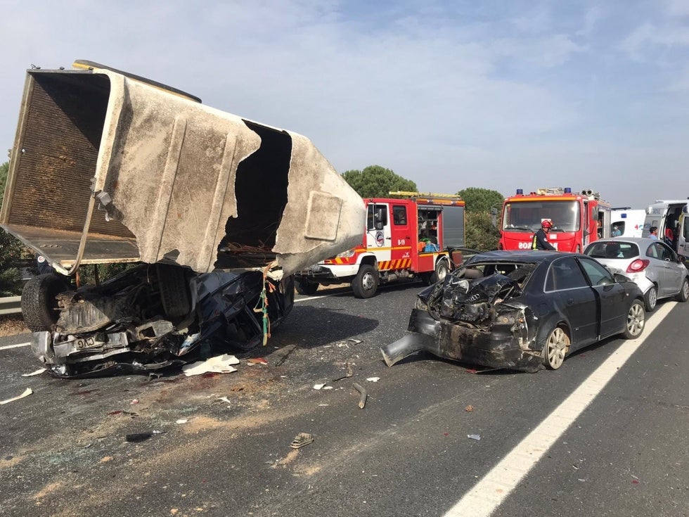 Abierta al tráfico la A-49 tras el accidente con el saldo de cuatro heridos y tres horas de retenciones