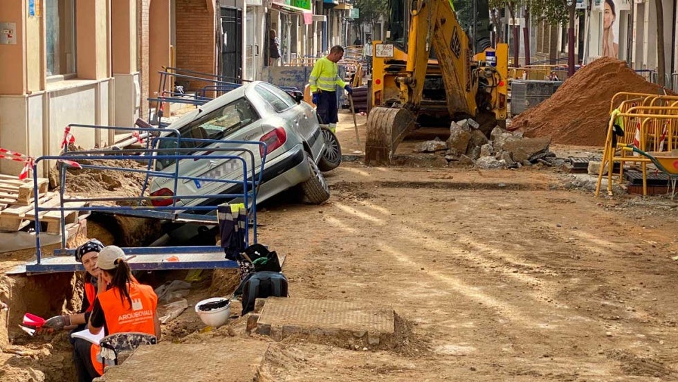 Un coche cae a la zanja de la calle Fernando El Católico donde se han hallado restos arqueológicos