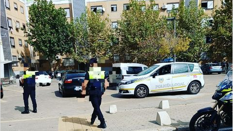 Una persecución por El Torrejón acaba con un vehículo inmovilizado después de que sus ocupantes se escabullesen en un portal