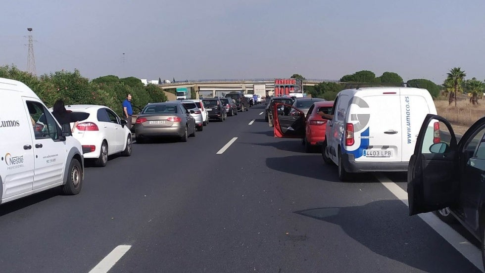Cortan la autovía A-49 en San Juan del Puerto por el accidente entre dos vehículos y habilitan un desvío alternativo