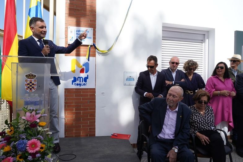 El exalcalde Paco Díaz Olivares recibió el homenaje y el cariño de Moguer