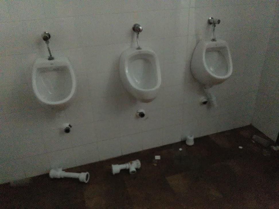 Denuncian la destrucción de los aseos del recinto ferial de Bonares