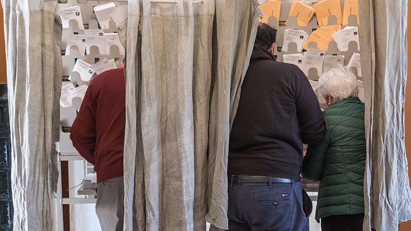 El PSOE ganaría las elecciones con 114-119 escaños, seguido de PP con 85-90 y Vox con 56-59, según GAD3 para RTVE