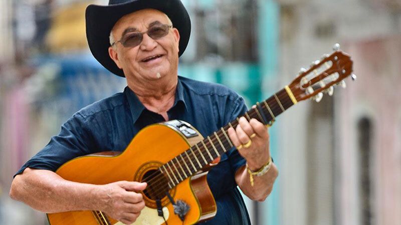 La trova cubana de Elíades Ochoa llega al conservatorio Javier Perianes con un coloquio-concierto