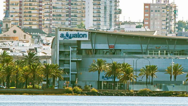 Aqualon celebra su 15 aniversario con fiesta, sorteos y la pintura de Manomatic en directo