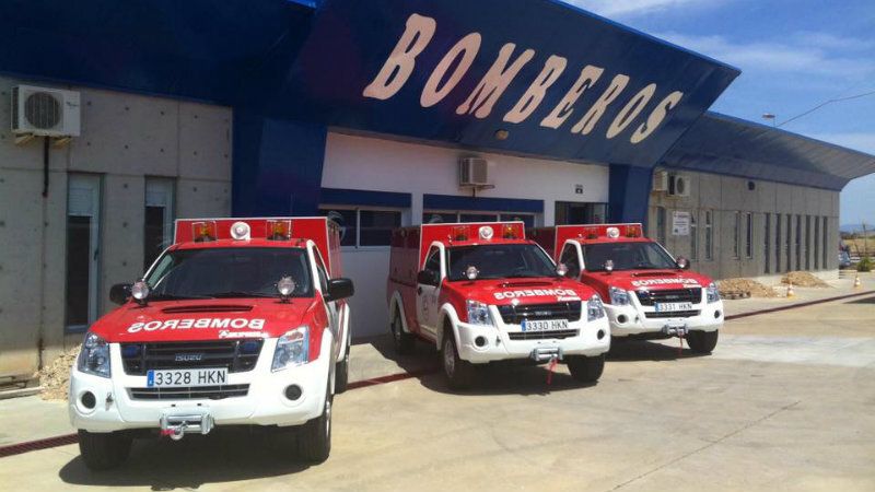 Extinguen un incendio de dos naves en un polígono industrial de Valverde