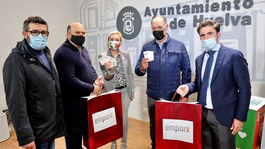 El Ayuntamiento entrega a los comerciantes 10.000 vales de aparcamiento gratuito para repartir entre sus clientes