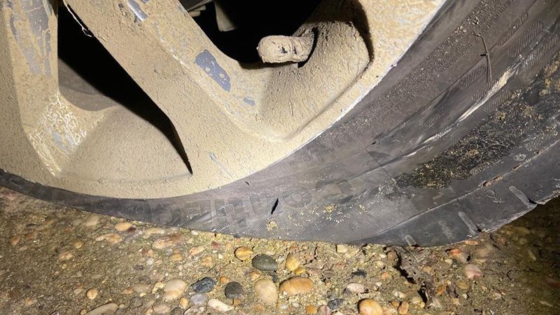 Denuncian el ataque a un coche policial en Almonte que ha dejado fuera de servicio a una patrulla