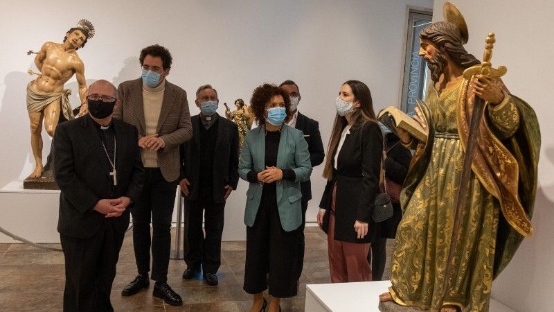 El obispo de Huelva visita la exposición 'Sebastián Santos. Creador de imágenes'