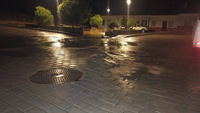 La lluvia levanta varios adoquines en San Silvestre de Guzmán