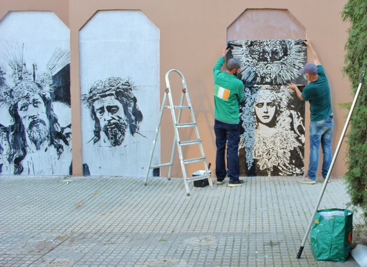 Arte religioso efímero en un muro de Huelva