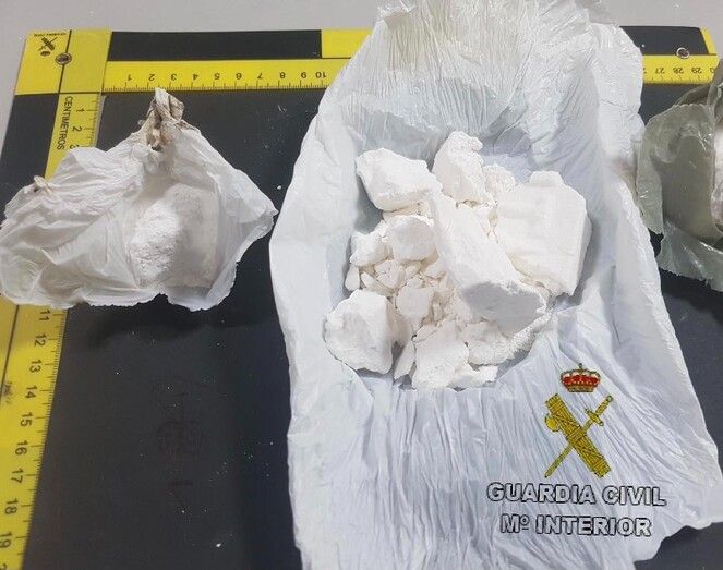 Se derrumba en un control y le confiesa a la Guardia Civil que guardaba cocaína en su vehículo y en su domicilio