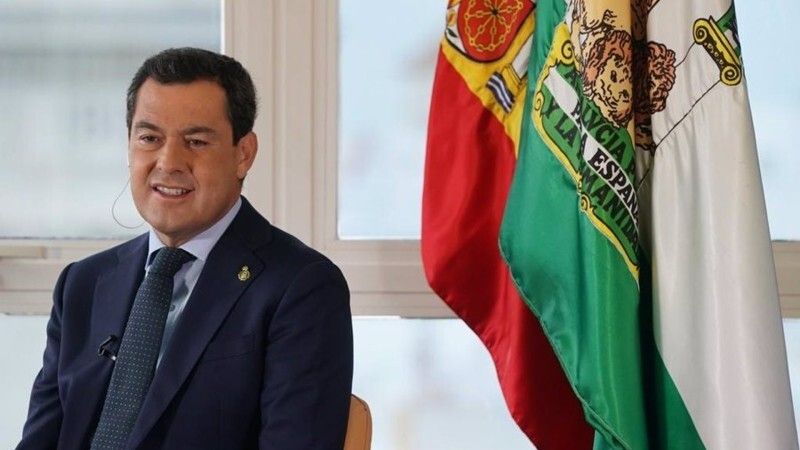 Juanma Moreno dice que está 'sobre la mesa' cerrar la hostelería y que 'por ahora' no va a pedir el confinamiento domiciliario