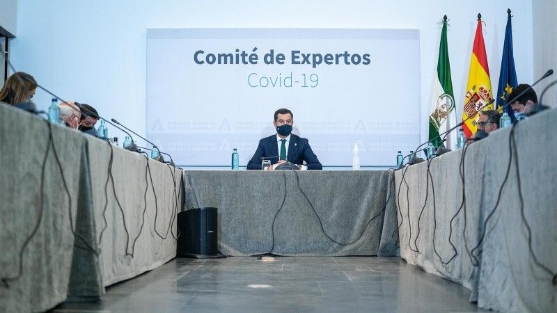 Juanma Moreno y su comité de expertos decidirán este domingo en una reunión si 'prorrogan, flexibilizan o endurecen' las actuales restricciones