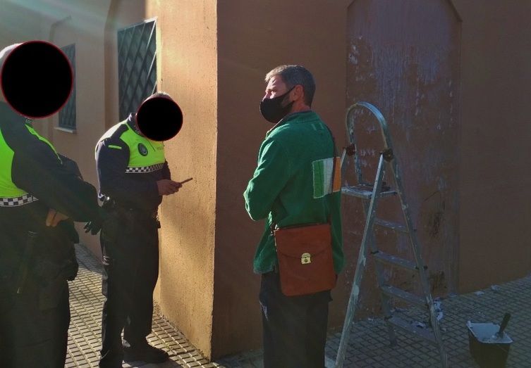 Arte religioso efímero en un muro de Huelva