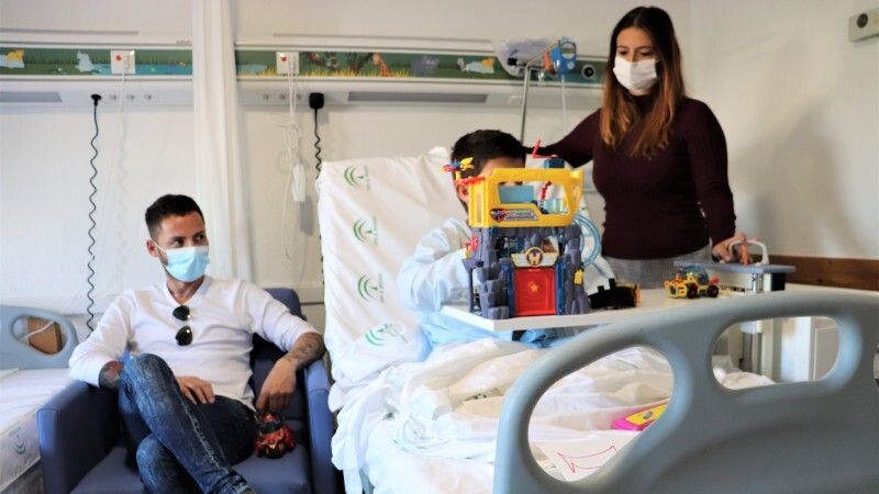 El área de Pediatría del Juan Ramón Jiménez incorpora 36 sillones cama para menores hospitalizados