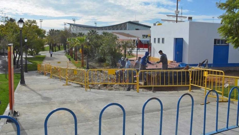 El Ayuntamiento de Palos realiza diversas obras de mantenimiento y mejoras en el polideportivo