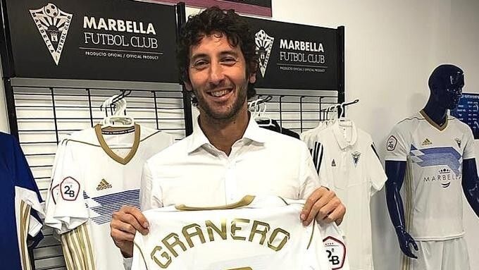 Granero, Callejón y Quezada en el centro del campo de un irregular Marbella