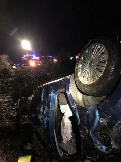 Rescatan a dos mujeres atrapadas en su coche tras salirse de la A-499 y volcar