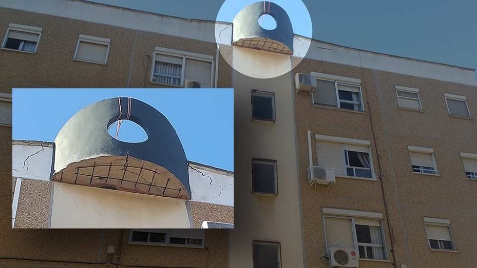 Alertan del inminente peligro de derrumbe de una cornisa en El Torrejón