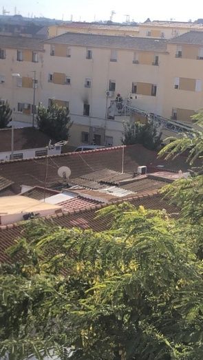 Trasladadas cuatro personas al hospital por un incendio en una vivienda en la capital