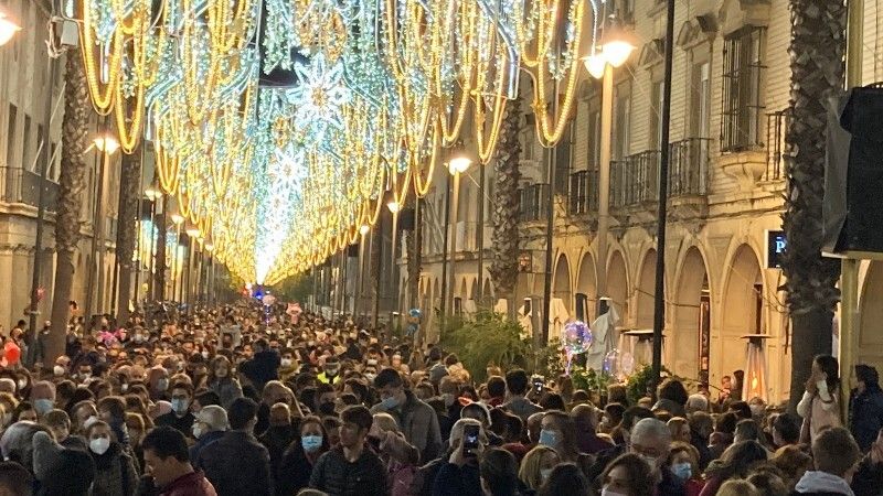 Huelva llena las calles en el estreno del espectáculo de luz que abre la Navidad