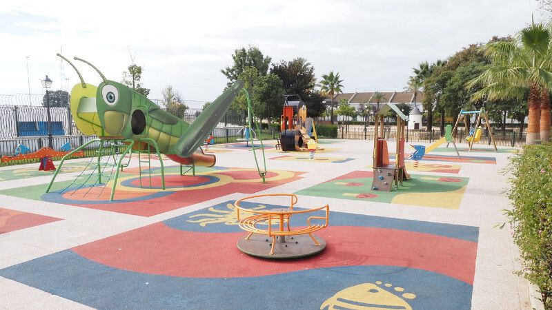 Palos de la Frontera reforma sus parques infantiles y pistas deportivas