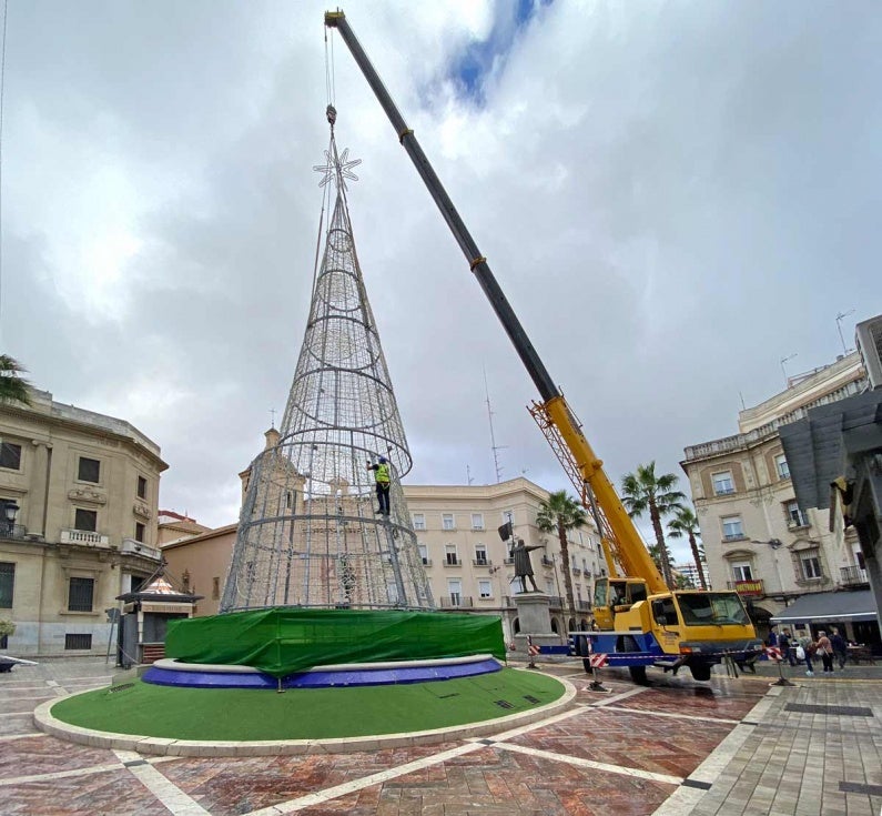 El árbol de Navidad jubila la fuente de la plaza de las Monjas