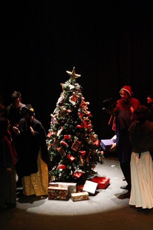 Amitea lleva el clásico 'Cuento de Navidad' a las Cocheras del Puerto