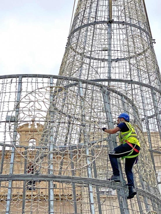 El árbol de Navidad jubila la fuente de la plaza de las Monjas