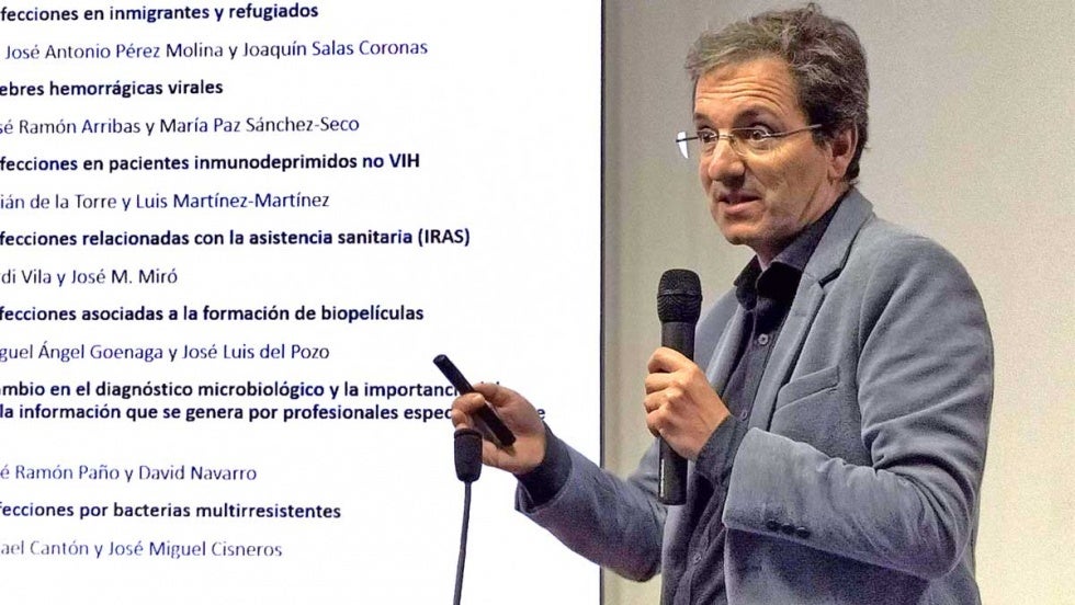 Un experto asegura en Huelva que sin vacunas el Covid habría matado a un cuarto de la población mundial