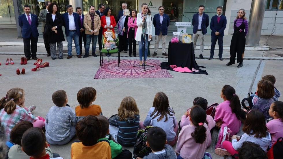 La Junta conmemora el 25N con un cuentacuentos que hace protagonista de la jornada a los niños