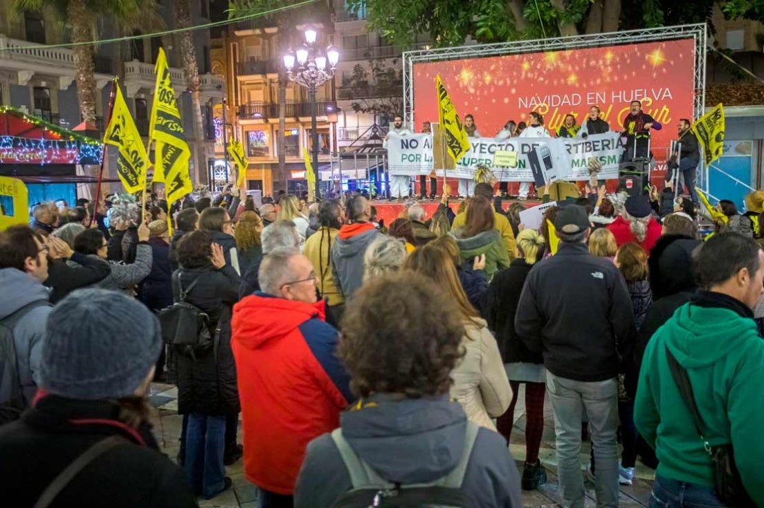 Un millar de onubenses vuelve a echarse a la calle para exigir una marisma sin fosfoyesos