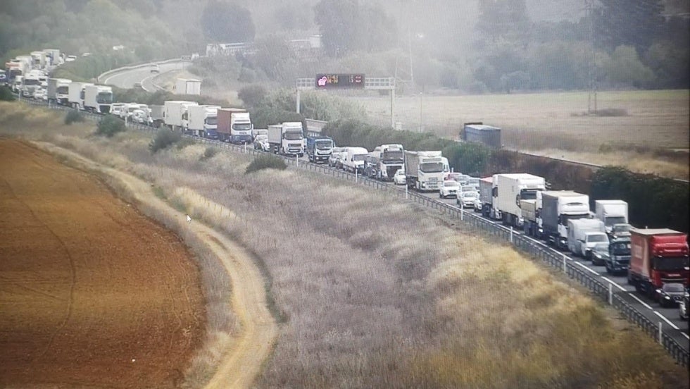 Reabierta al tráfico la A-49 en sentido Huelva por la retirada de un camión de mercancías que ha sufrido un accidente